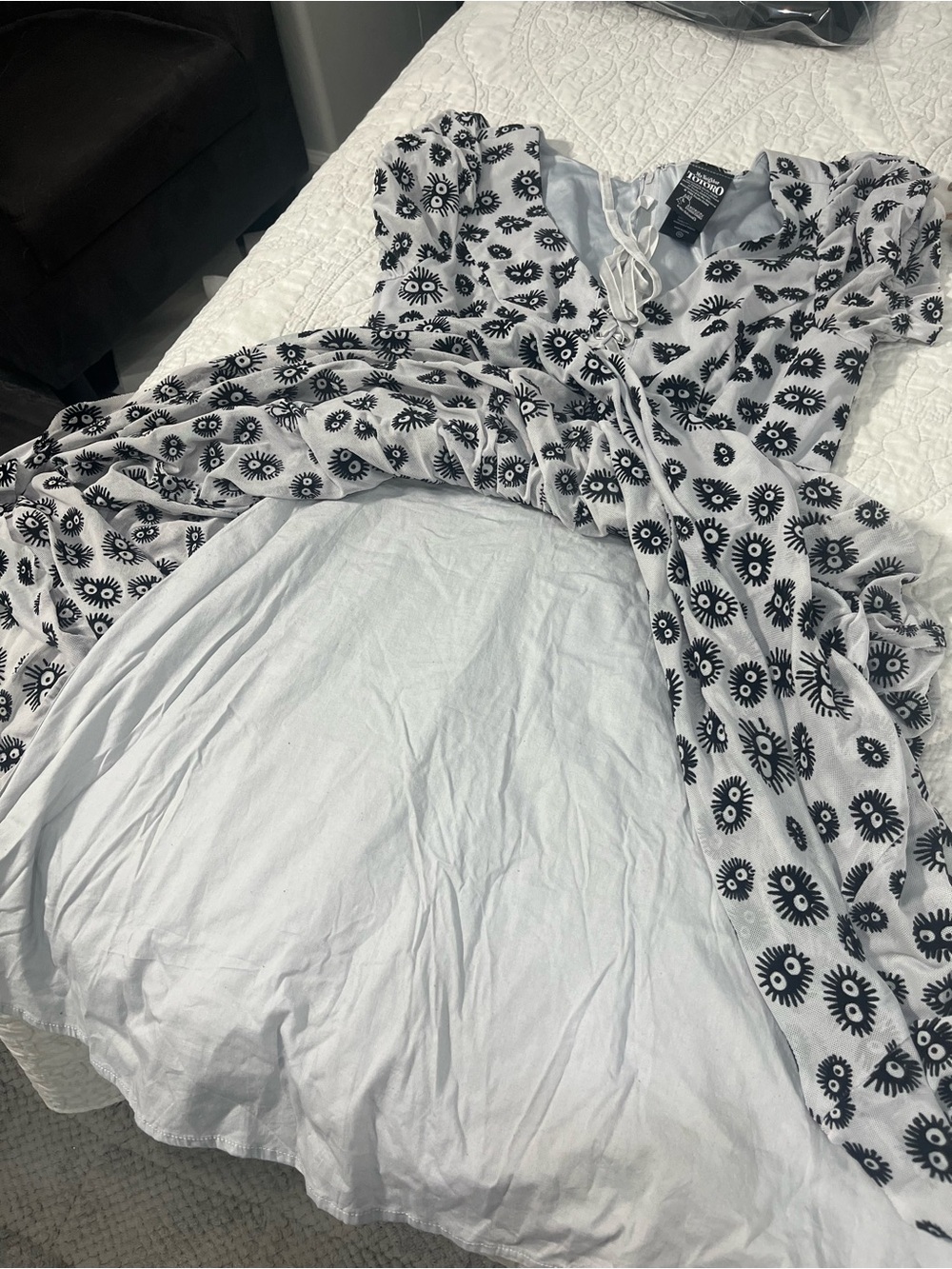 Short Sleeve Tie-Front Mini Dress in Black & White Eye Print spiders - Picture 6 of 11